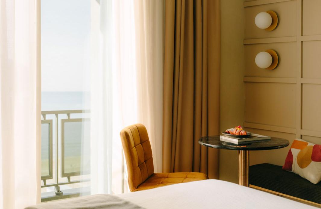 Bright room with sea view, elegant and comfortable furnishings.