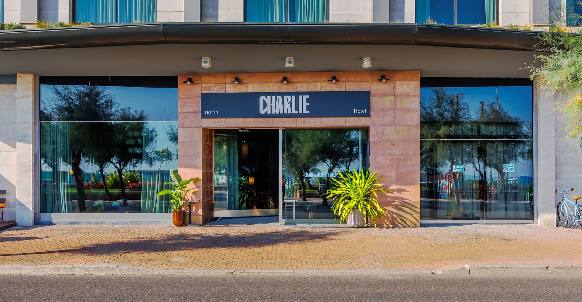 Ingresso dell'Hotel Charlie Urban con biciclette parcheggiate davanti.