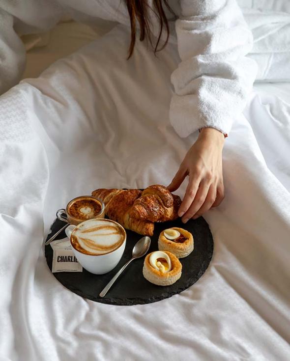 Colazione con cornetto, torta e cappuccino.